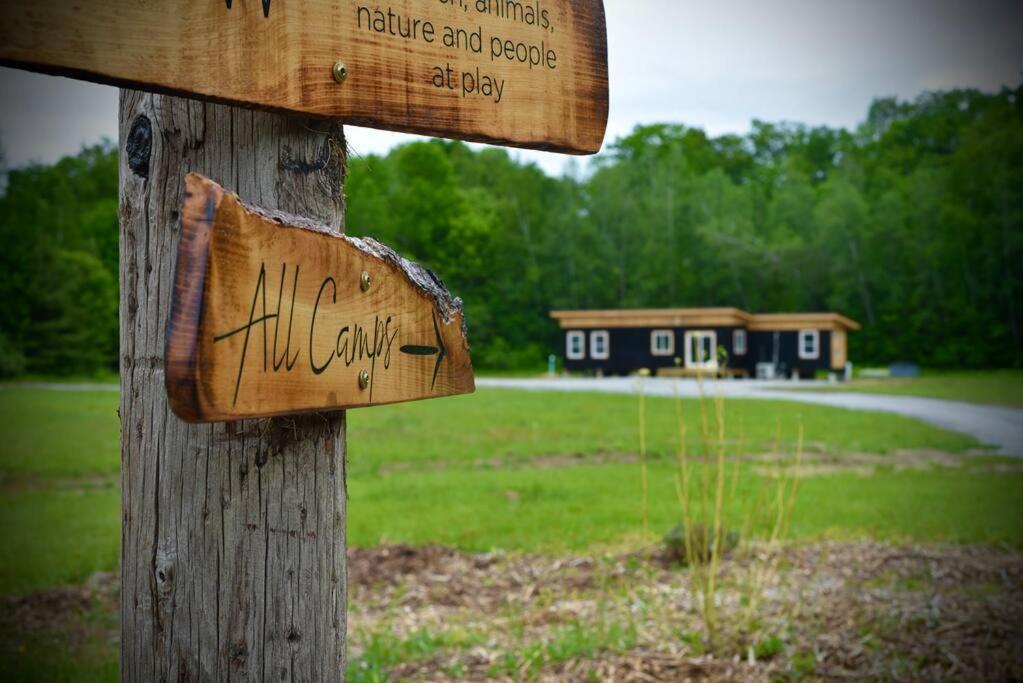 Modern Cabin Villa Rumney Exterior photo